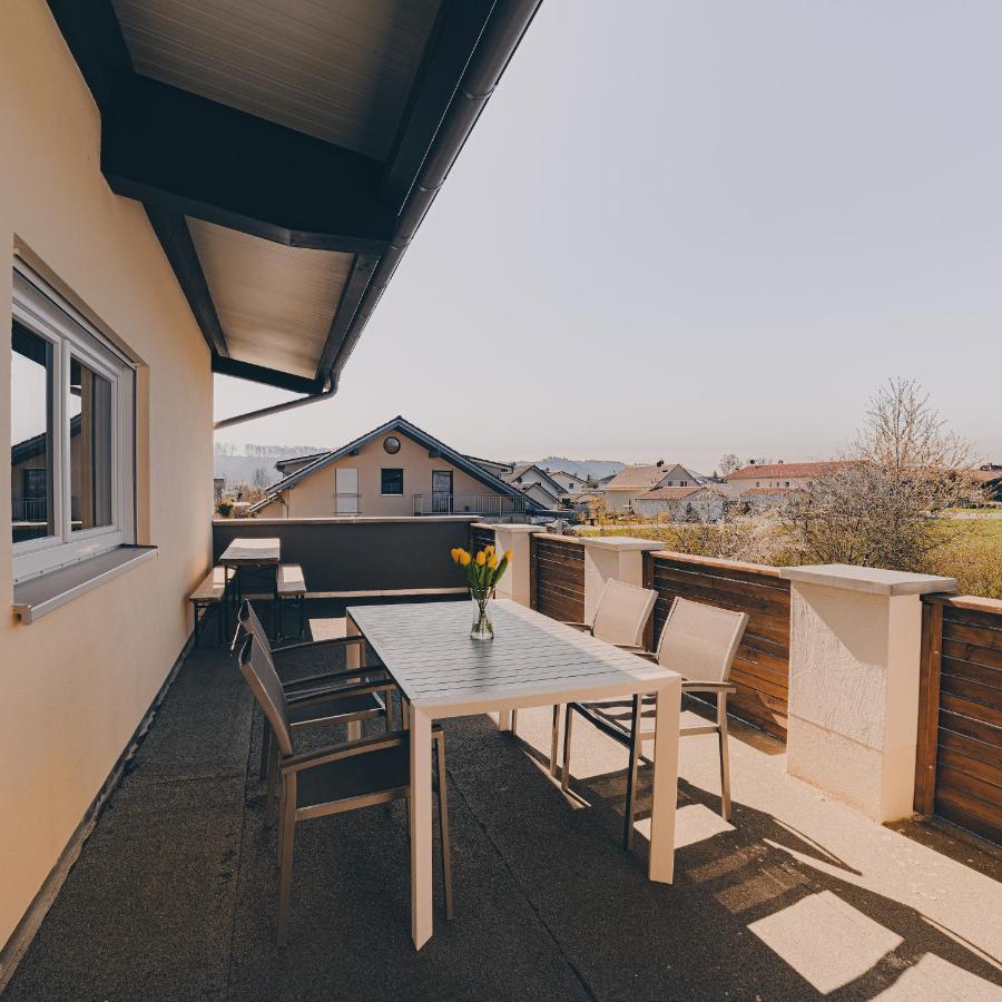 Grosse Ferienwohnung Mit Balkon Und Perfekter Lage Eggenthal Eksteriør billede